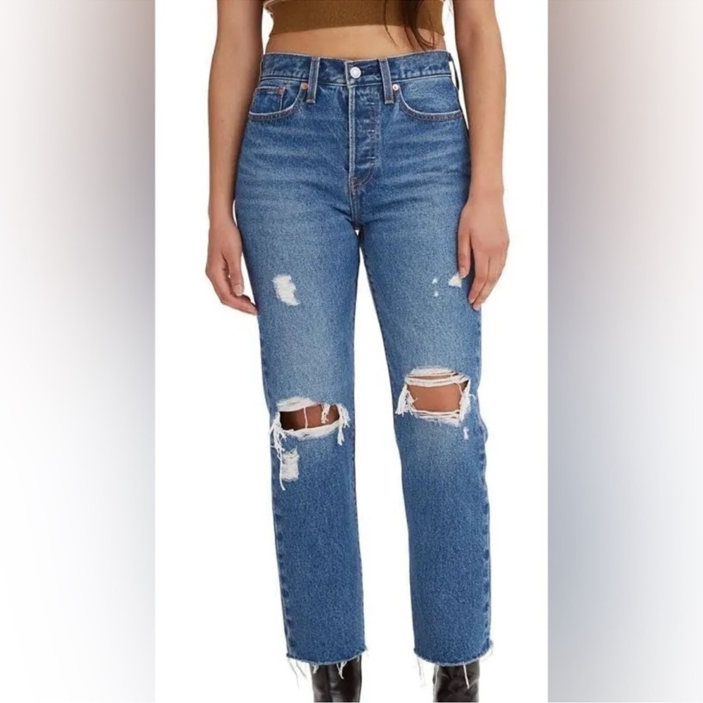 Women’s Levis Premium Wedgie Distressed Size 25 - 100% cotton